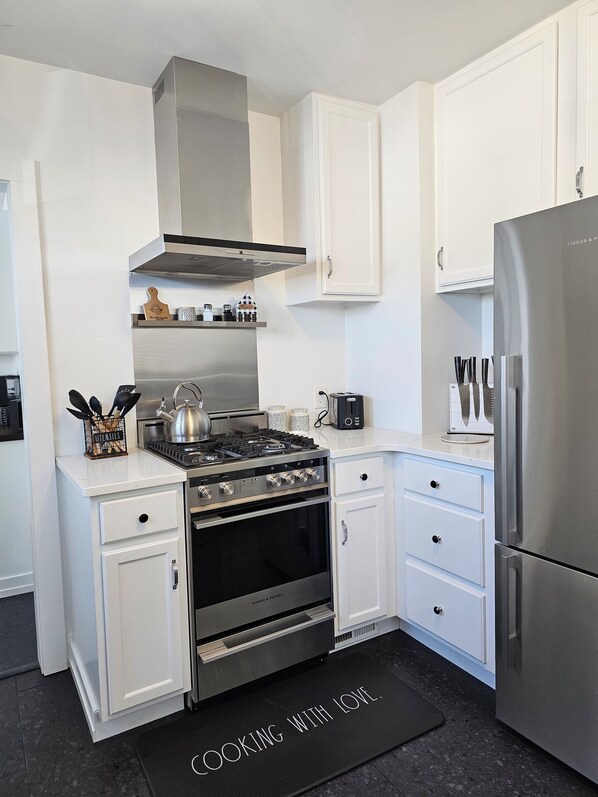Fridge, microwave, oven, stovetop - Close to the lake, pet friendly, fenced yard, nicely redone inside. Sleeps eight (Muskegon)