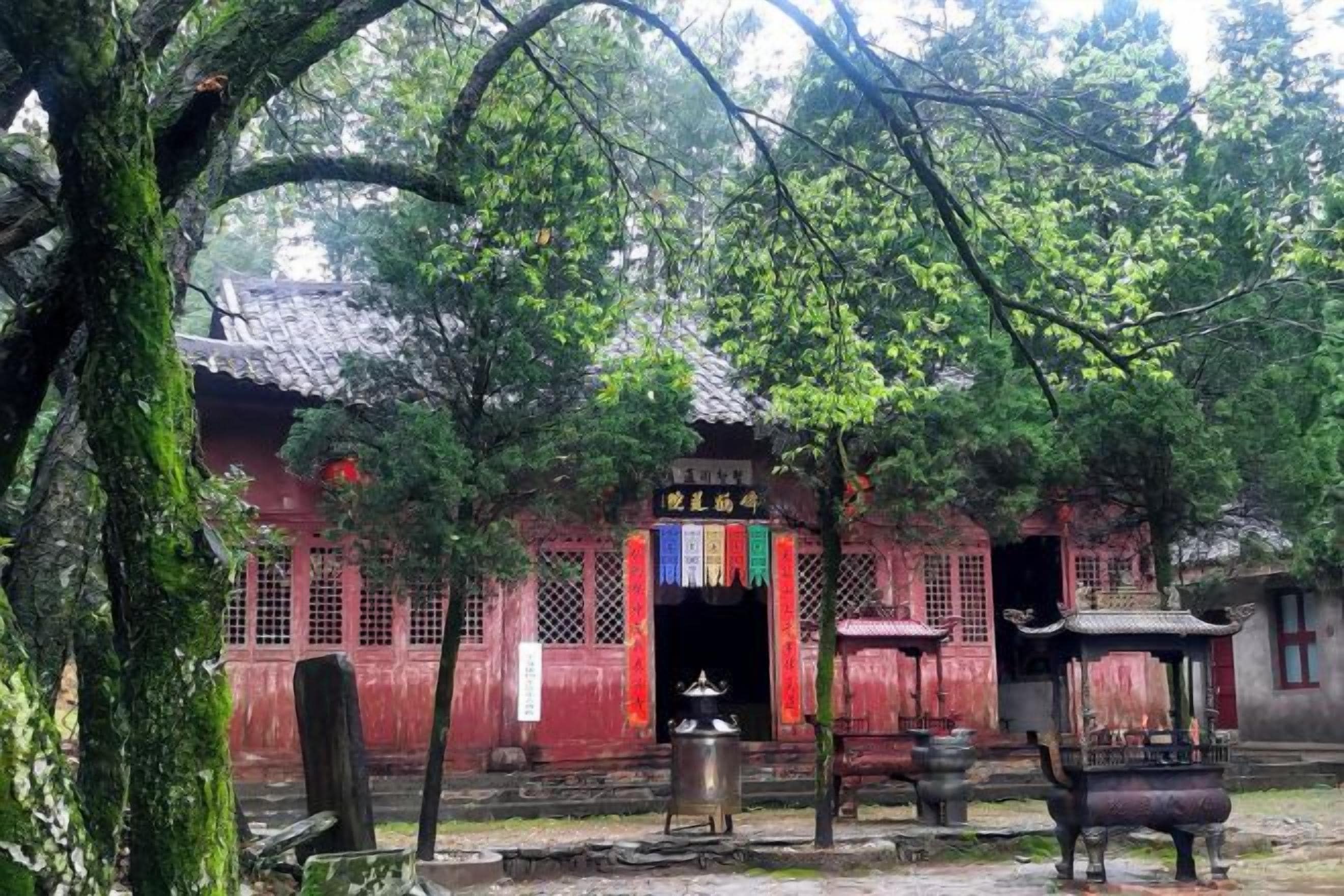 Un edificio tradicional con una entrada roja, rodeado de árboles.
