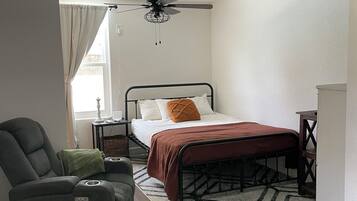 1 habitación, tabla de planchar con plancha y cuna de viaje