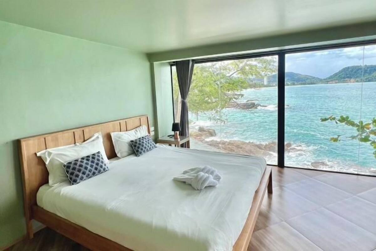 Minibar, in-room safe, blackout drapes, WiFi (free)