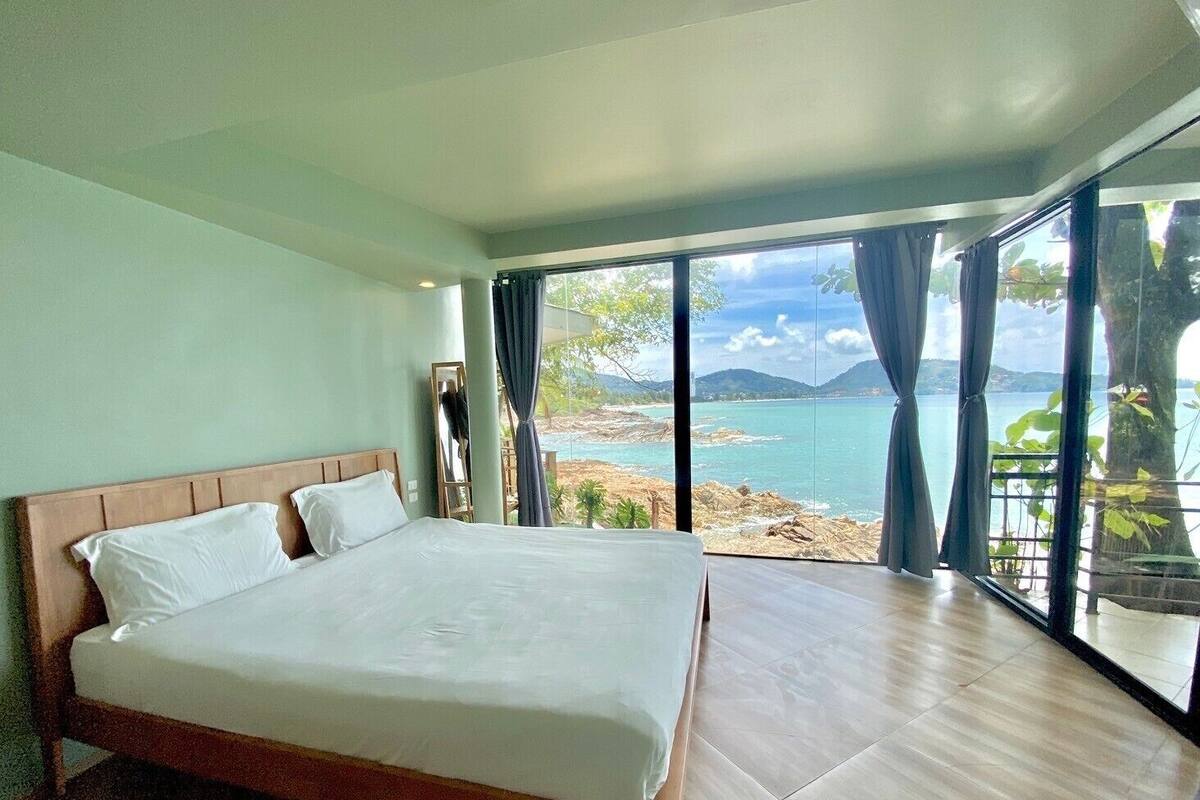 Signature Suite | Minibar, in-room safe, blackout drapes, WiFi (free)