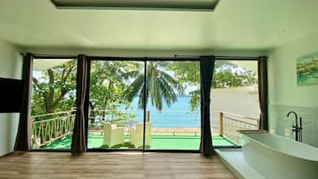 Honeymoon Suite | 1 bedroom, minibar, in-room safe, individually decorated