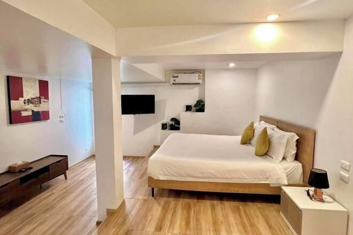 Minibar, in-room safe, blackout drapes, WiFi (free)
