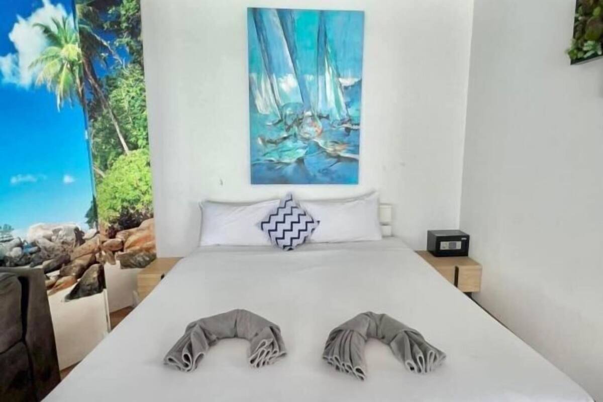 Minibar, in-room safe, blackout drapes, WiFi (free)