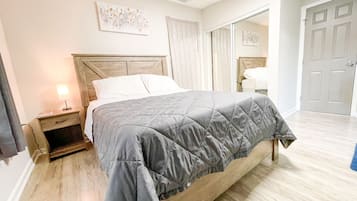 1 soverom, skrivebord, lydisolert og strykejern/-brett