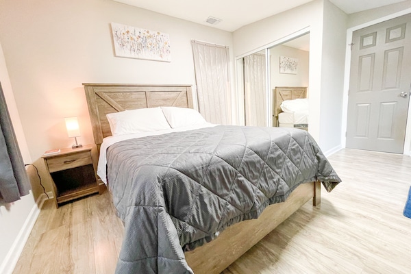 1 slaapkamer, een bureau, geluiddichte muren