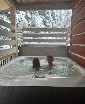 Outdoor spa tub - All Seasons Chalet & Cabin in Sasquatch Resort on Hemlock mountain! (Agassiz)