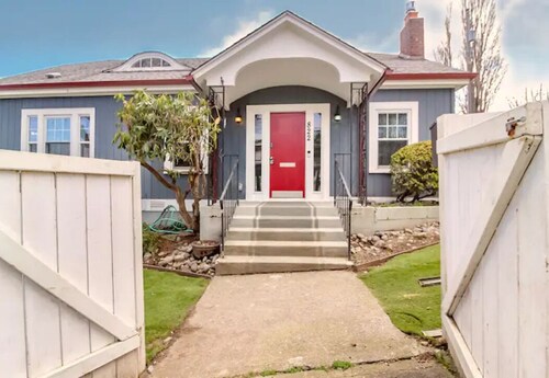 Old Town Tacoma Hot Tub and Fireplace