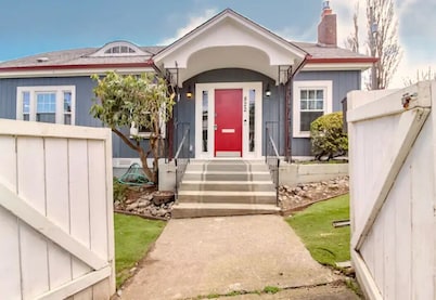 Old Town Tacoma Hot Tub and Fireplace