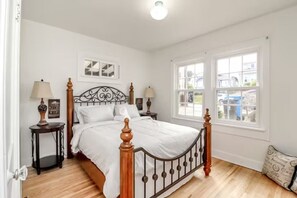 3 bedrooms, desk, iron/ironing board, free WiFi - Old Town Tacoma Hot Tub and Fireplace (Tacoma)