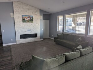 Smart TV, caminetto, studio, stampante