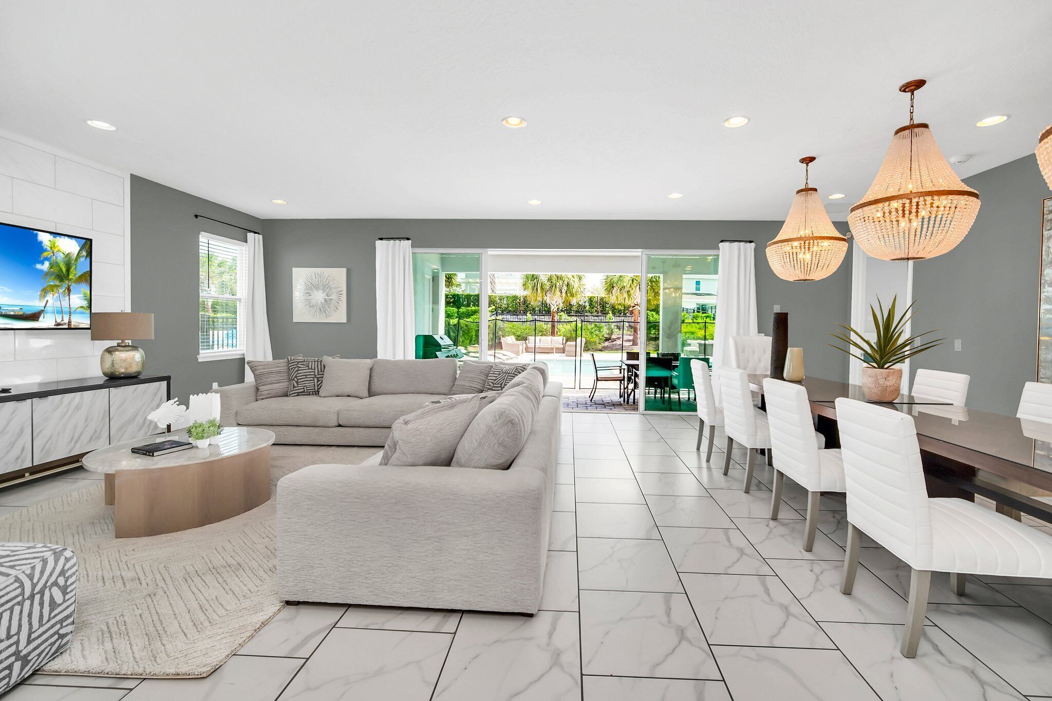 Smart-TV, bøker og stereoanlegg