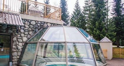 Updated Blackcomb Mountain condo with Pool, Hot Tub and Great Ski Access