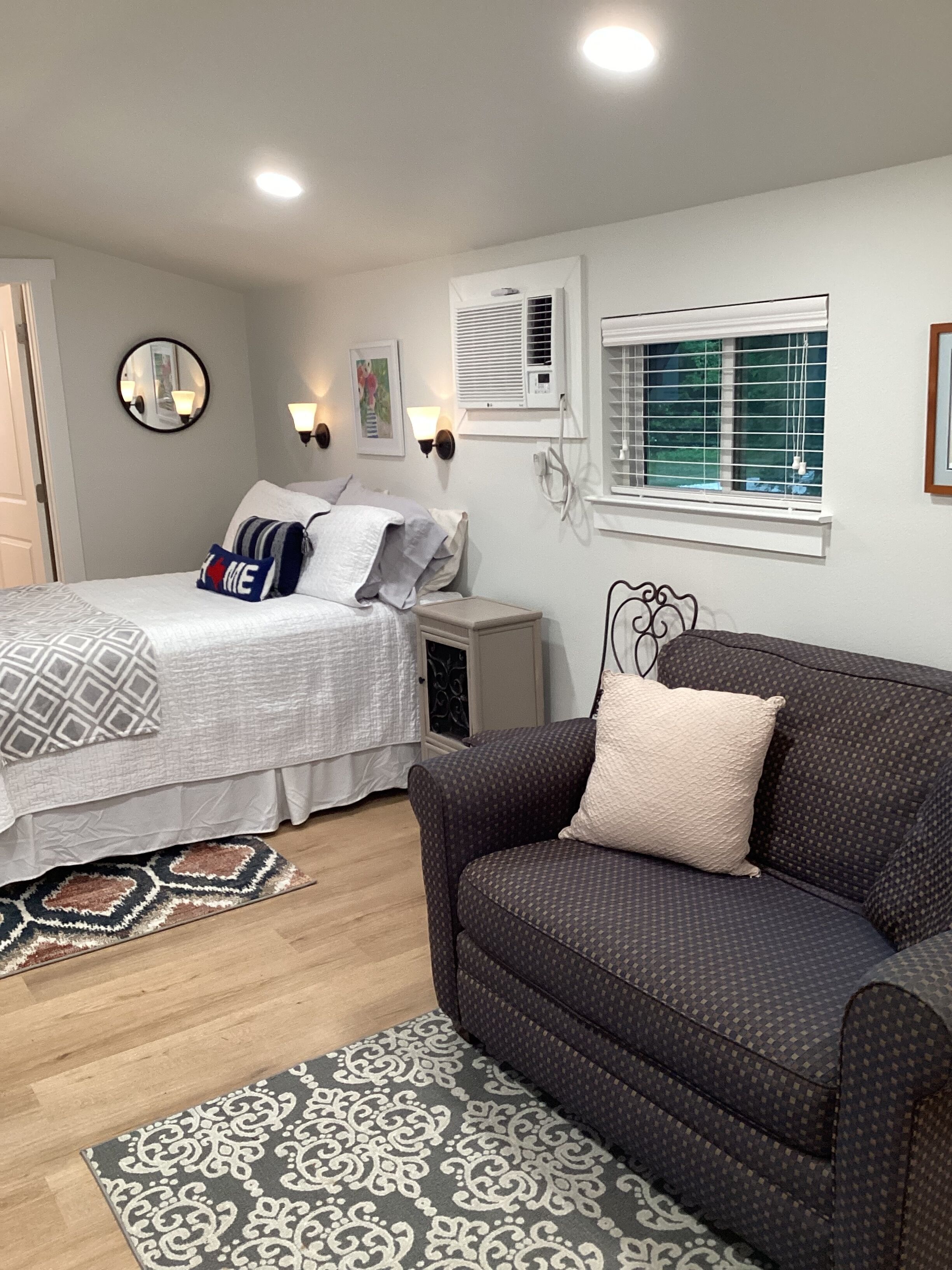 Cozy Guest House - Bastrop, TX
Relax in the pines! 