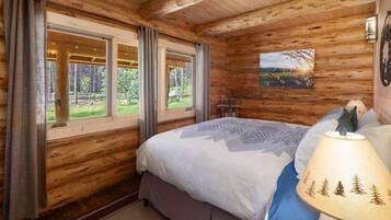 3 makuuhuonetta, työpöytä, ilmainen Wi-Fi, vuodevaatteet