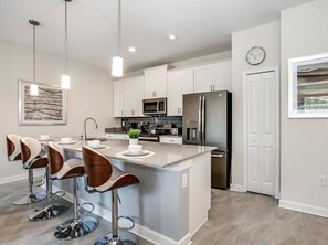 Fridge, microwave, dishwasher, coffee/tea maker - Stylish Home 4br, Priv Pool-bbq-golf Country Club (Davenport)