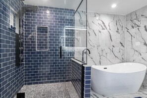Douche, bidet, serviettes fournies, savon