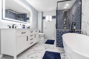 Dusche, Bidet, Handtücher, Seife
