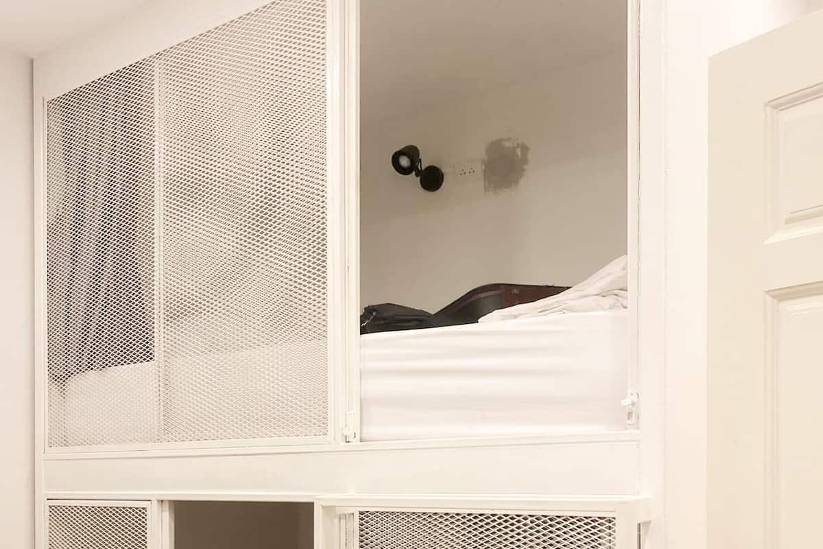 Dormitorio compartido económico, solo para mujeres | Ropa de cama hipoalergénica y sistema de insonorización