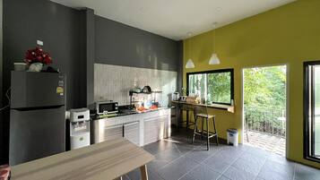 Cookware/dishes/utensils