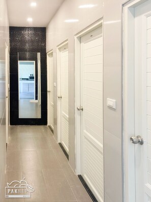 Amenidades de baño gratuitas, pantuflas, jabón, shampoo 