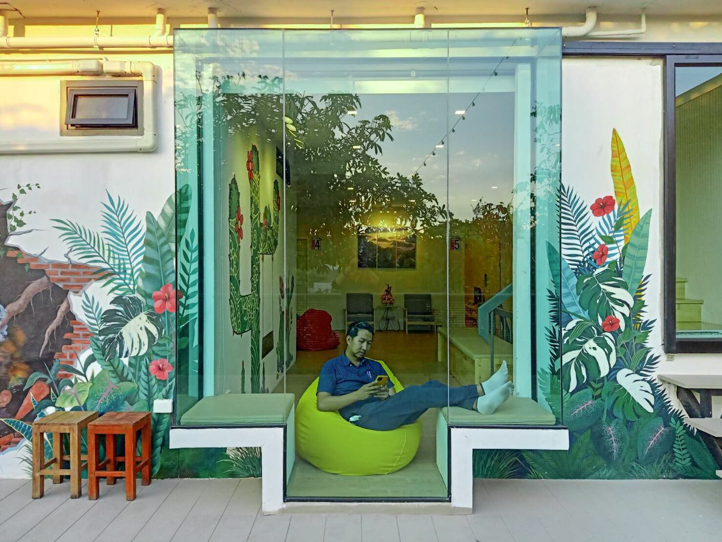 디지털 채널 시청이 가능한 60인치 평면 TV, TV