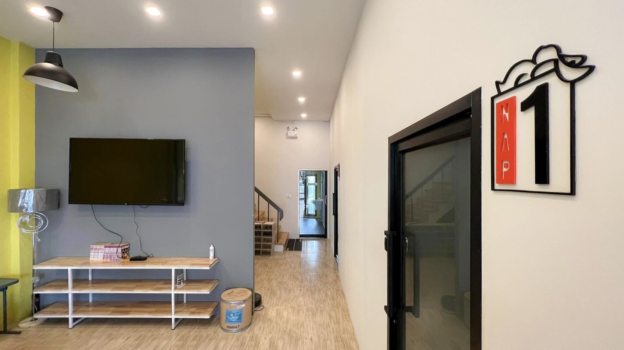 디지털 채널 시청이 가능한 60인치 평면 TV, TV