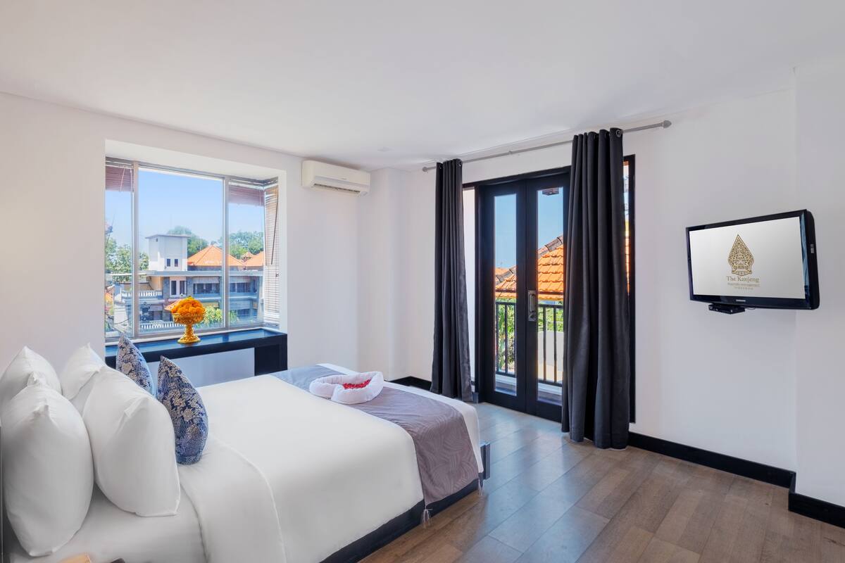 Desk, soundproofing, free WiFi, bed sheets