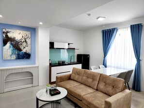 Suite estudio familiar, 1 habitación | Área de sala de estar | Impresora 