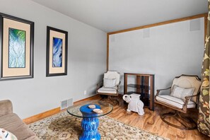 Smart TV - Dog Friendly North End Cottage with 2 Bikes & Lovely Back Deck! +Off-street Parking in Garage! (Boise)