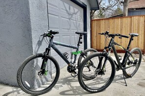 Property grounds - Dog Friendly North End Cottage with 2 Bikes & Lovely Back Deck! +Off-street Parking in Garage! (Boise)