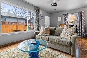 Smart TV - Dog Friendly North End Cottage with 2 Bikes & Lovely Back Deck! +Off-street Parking in Garage! (Boise)