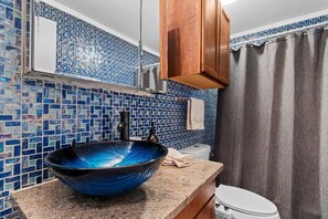 Douche, baignoire à jets, sèche-cheveux, bidet