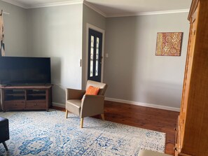 Smart TV, lareira, livros