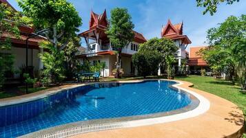 Una piscina al aire libre