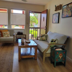 Smart TV - PERFECT APT bright, clean & spacious near eateries, shopping, market & bike path (Kapaa)