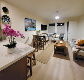 Smart TV - PERFECT 2 bdrm near beach, eateries, shopping, activities Very nice & so clean! (Kapaa)