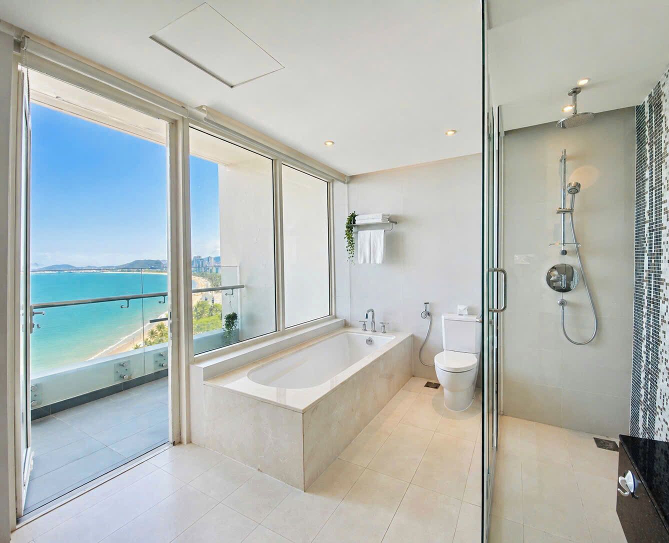 Familien-Suite | Badezimmer | Duschwanne, Regendusche, Designer-Toilettenartikel, Haartrockner