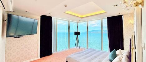 Panoramic Suite | Egyptian cotton sheets, premium bedding, pillowtop beds