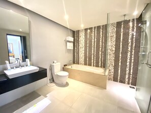 Signature Suite | Bathroom | Combined shower/bathtub, rainfall showerhead, designer toiletries