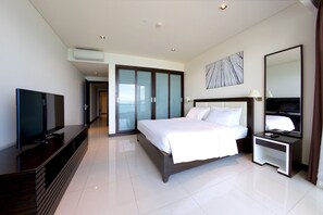 Design Suite | Egyptian cotton sheets, premium bedding, pillow-top beds - The Sea Luxury Nha Trang Apartment (Nha Trang)