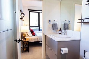 Badekar, hårtørrer, håndklæder