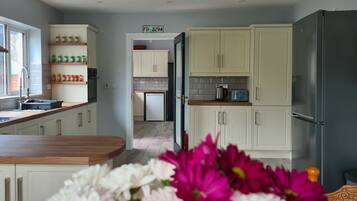 Geladeira, fogão, cooktop, cafeteira/chaleira