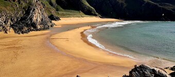 Hazelwood Lodge: Modern Bright & Spacious Bungalow with a Beautiful Valley View.