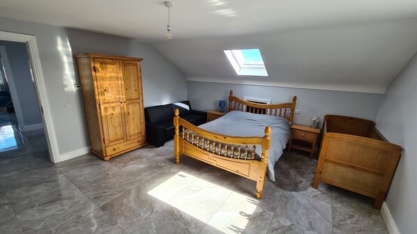 3 chambres, bureau, fer et planche à repasser, accès au Wi-Fi (inclus)