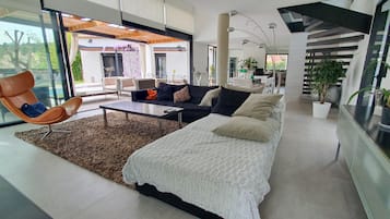 Smart-tv, eldstad, dvd-spelare och ett bordtennisbord