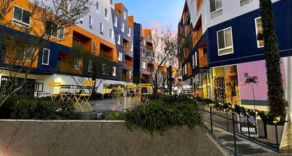 Top floor, Vibrant 2 bedroom in Arts District!