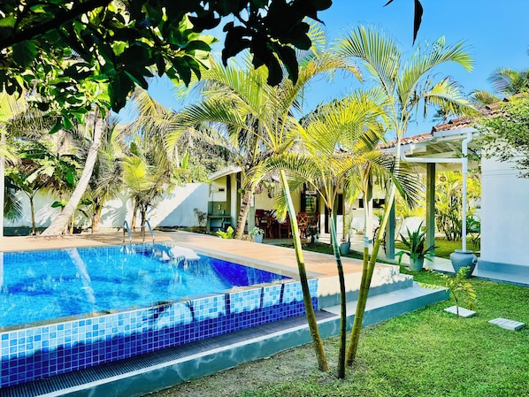 Outdoor pool, pool umbrellas, sun loungers