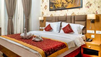 Basic Double or Twin Room | Minibar, in-room safe, desk, soundproofing