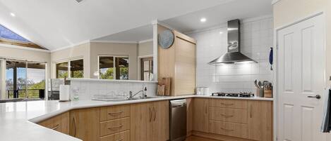 Kylskåp, mikrovågsugn, ugn och spishäll